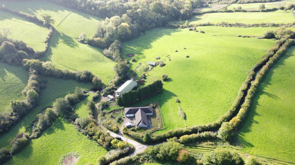 Lot: 26 - SMALL HOLDING OF APPROXIMATELY 86 ACRES OF PASTURE AND WOODLAND, DETACHED BUNGALOW PLUS TWO AGRICULTURAL BARNS - Land and barns at Mincombe Farm